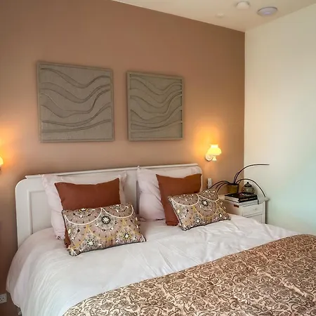 度假村 Seaside Retreat & *